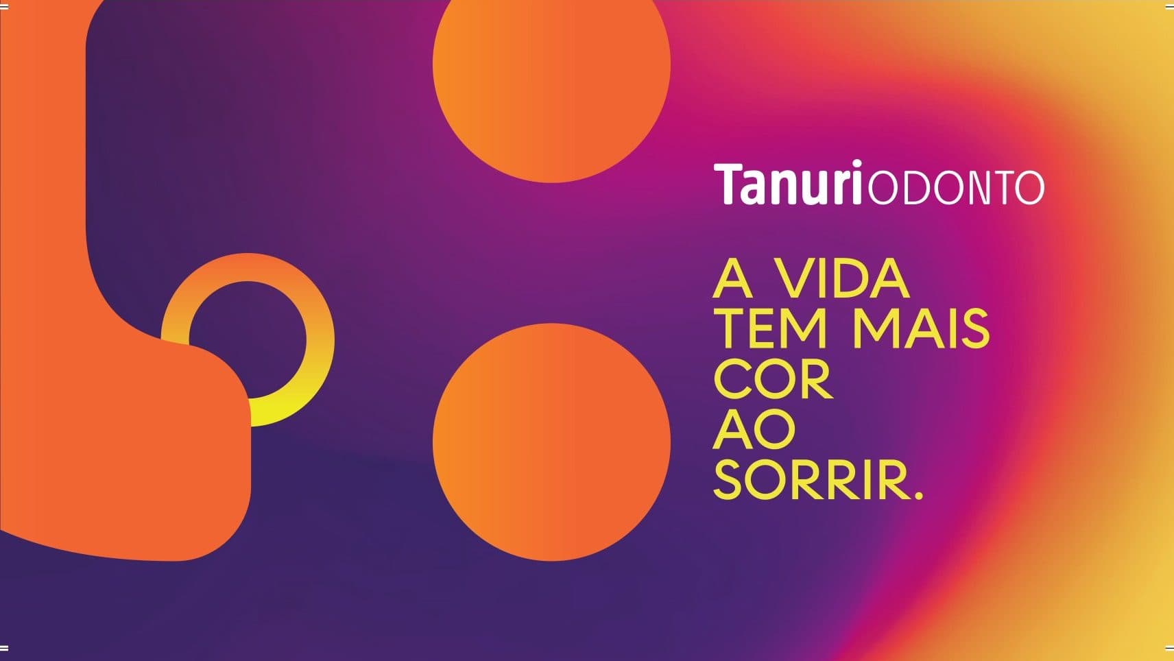 Frente do cartão de visita da Tanuri Odonto com fundo em gradiente roxo, laranja e amarelo e a frase 'a vida tem mais cor ao sorrir'
