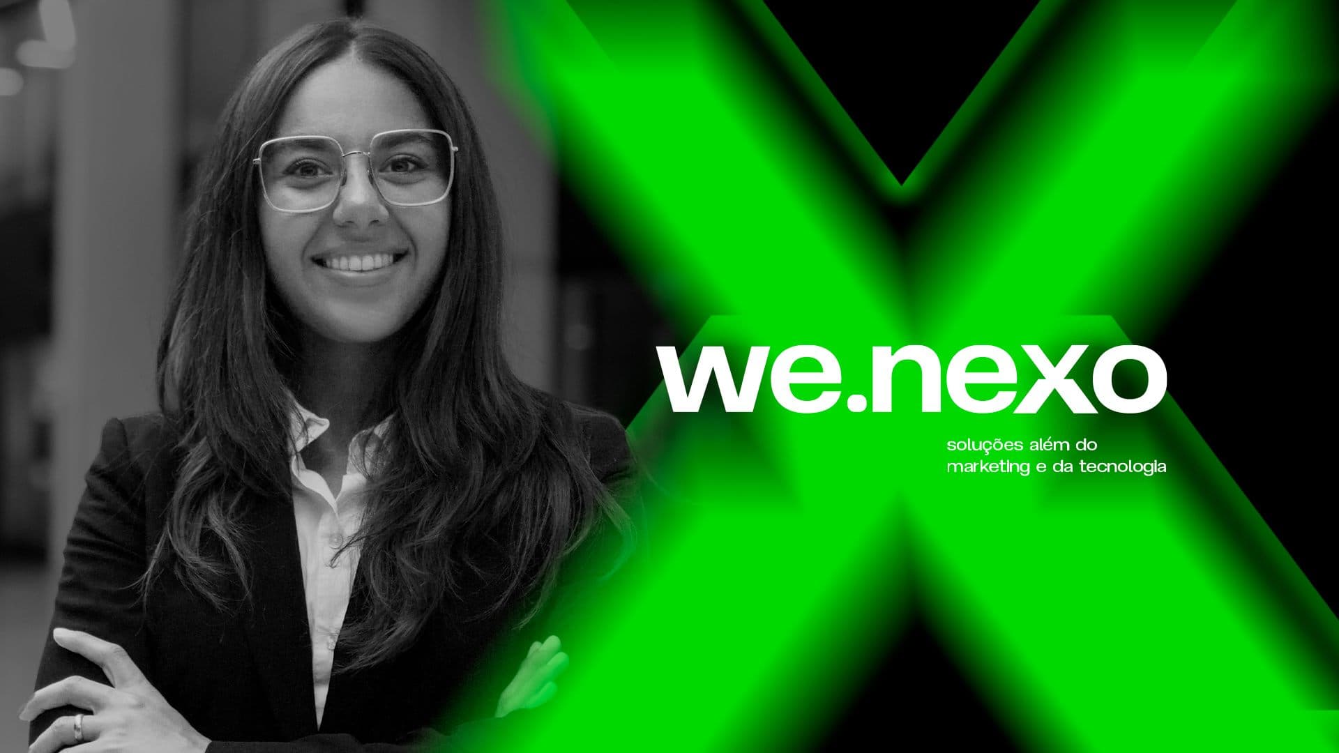 Aplicação do sistema we.nexo: retrato feminino em preto e branco com X verde fluorescente da marca