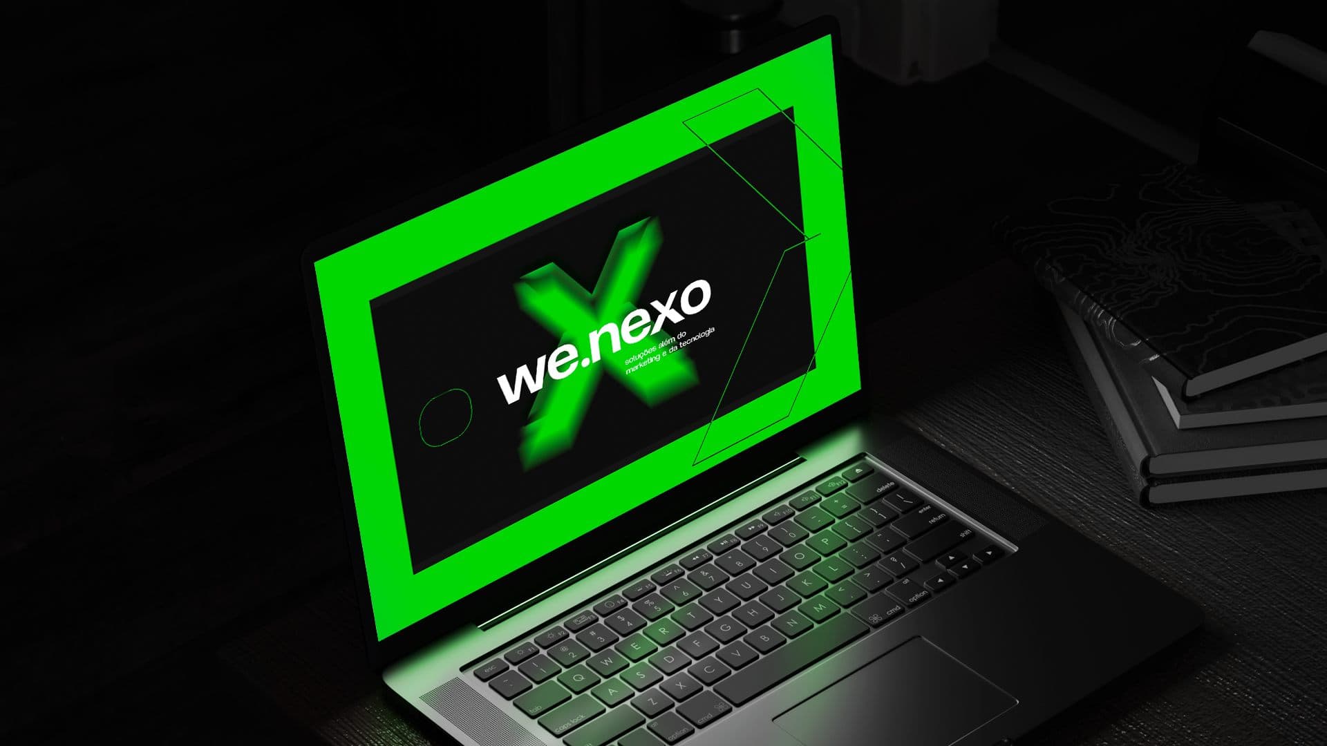 Logo we.nexo aplicado em mockup de laptop com fundo escuro e luz verde